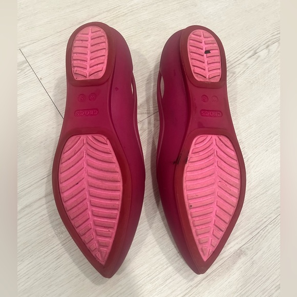 Women’s pointed toe Crocs flats - Picture 5 of 5
